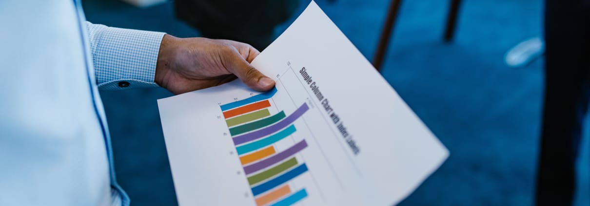 imagen-archivo-hombre-con-grafica