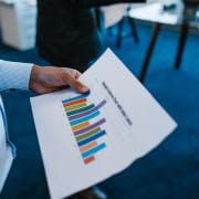 imagen-archivo-hombre-con-grafica